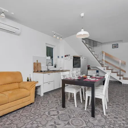 Ruhig Gelegenes Ferienhaus Mit Meerblick Fur 4 Personen * Makarska